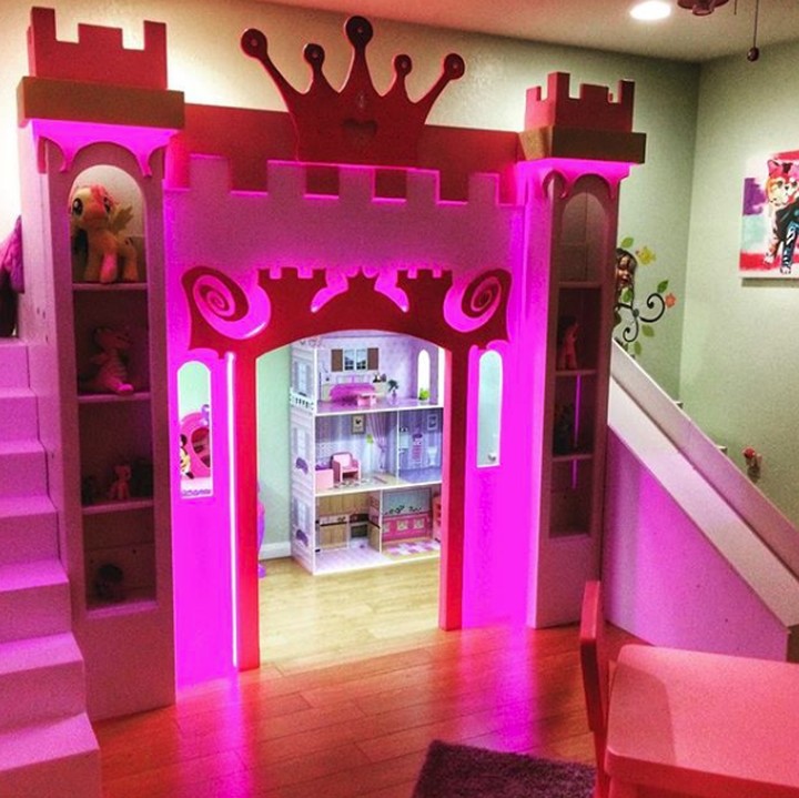 <p>Wah! Bisa menyala terang nih kastilnya. (Foto: Instagram @makeofdreamzllc)</p>