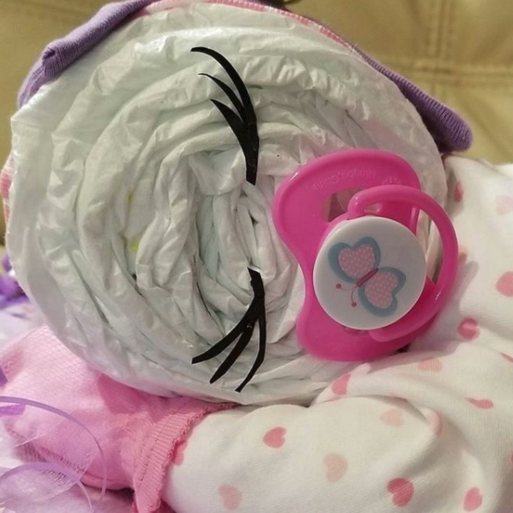 <p>Tebak ini apa, Bun? Ini bukan boneka bayi, melainkan popok bayi yang digulung menyerupai boneka. Unik ya? (Foto: Instagram / @creativetransformations365)</p>