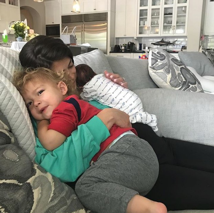 <p>Boomer nggak mau kalah sama adiknya. Jadi ikutan nempel sama bunda deh. (Foto: Instagram @boomerrphelps)</p>