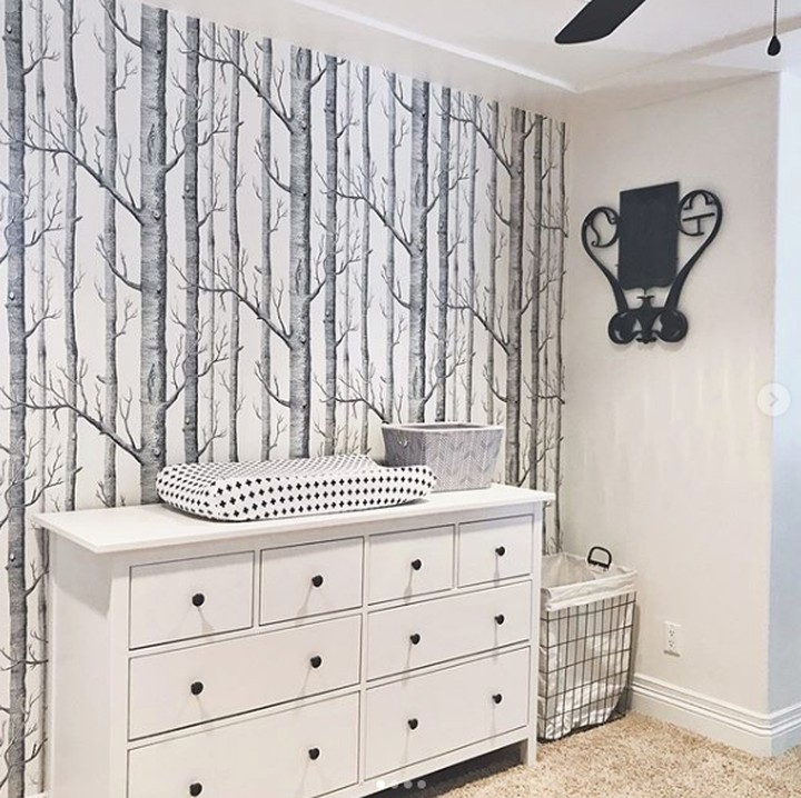 Didominasi dengan wallpaper pohon-pohon kering, kamar bayi ini terlihat minimalis ya. (Foto: Instagram @wearetheolivers)