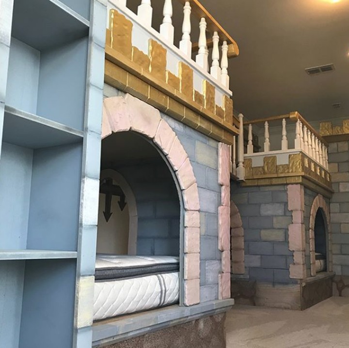 <p>Tempat tidurnya seperti kastil di film-film kartun ya. (Foto: Instagram @tinytownstudios)</p>