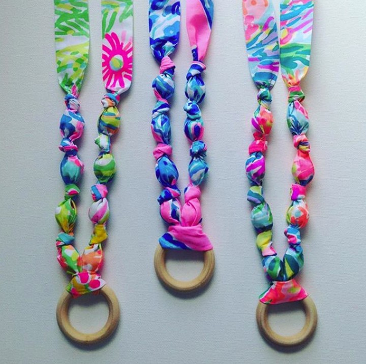 <p>Kita juga bisa memberikan nursing necklace untuk hadiah baby shower. Nursing necklace dipakai saat menyusui si kecil dan bisa meningkatkan aktivitas sensorik dan motorik bayi. (Foto: Instagram/ @bowtowne_)</p>