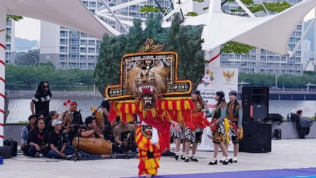 Reog Ponorogo mencuri perhatian warga Korea yang menyaksikan Indonesian Street Festival 2018 di Busan.