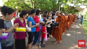 Ritual Pindapata Awali Perayaan Waisak di Wihara Dharmmacakka
