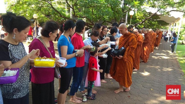 Perayaan Waisak di Wihara Charmmacakka diawali dengan ritual Pindapata atau persembahan makanan dari umat Buddha kepada para biksu dan sramaner (calon biksu).