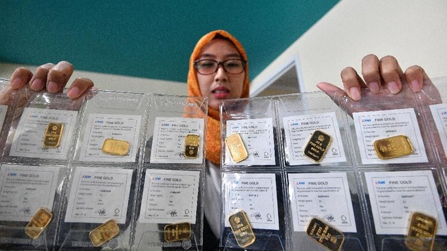 Harga emas berkilau lagi ke level Rp755 ribu per gram atau naik Rp4.000 ribu dibanding Selasa (1/10) kemarin.