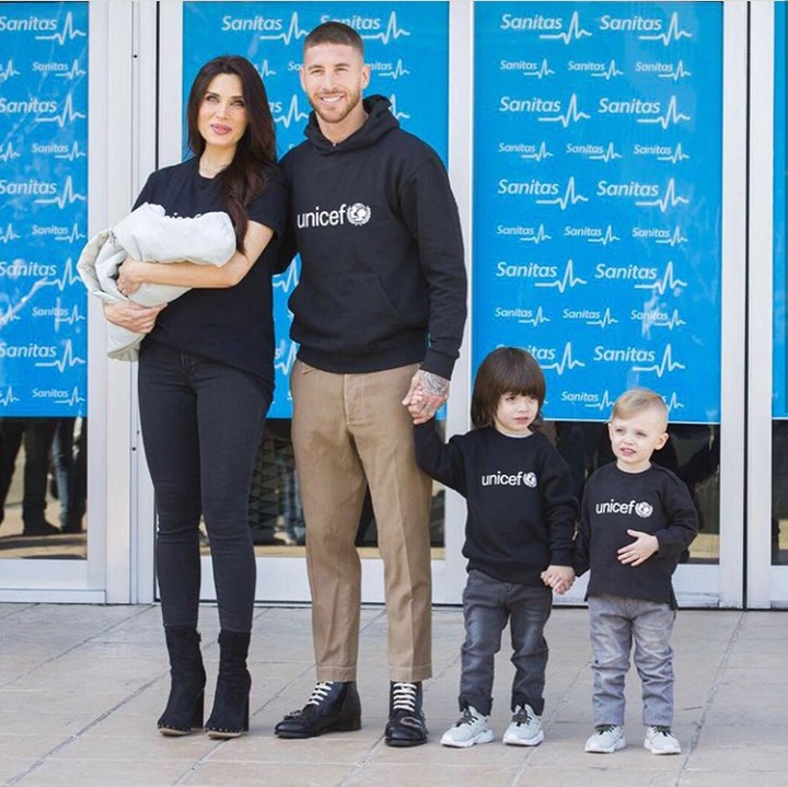 <p>Belum lama ini, mereka kedatangan anggota baru. Alejandro si anak ketiga, menggenapi kebahagiaan keluarga ini, Bun. (Foto: Instagram @sergioramos)</p>