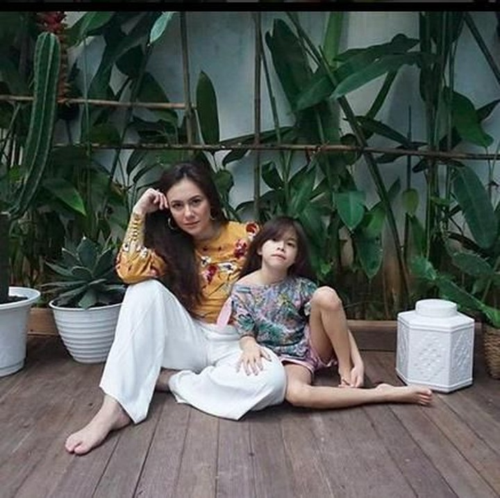 <p>Wulan berfoto bareng London. Dua-duanya sama-sama cantik ya. (Instagram @wulanguritno)</p>