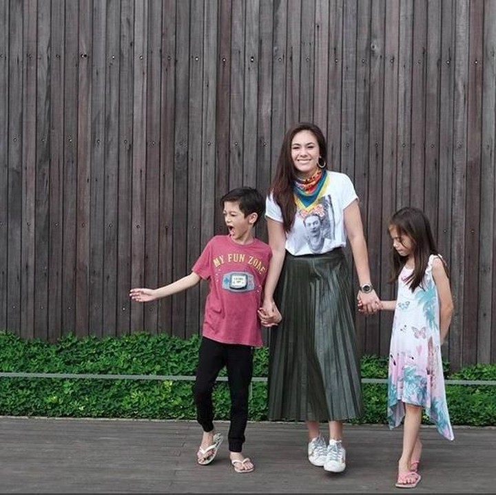 <p>Wulan bersantai bareng dua anaknya ke kota Paris Van Java. Tuh Liat, Bun, si bungsu Jeremiah girang banget ya. (Foto: Instagram @wulanguritno)</p>