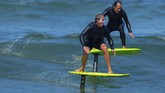 FOTO: Melayang di Air dengan Foilboarding Foilboarding menjadi terobosan baru dalam kegiatan surfing pada tahun ini.