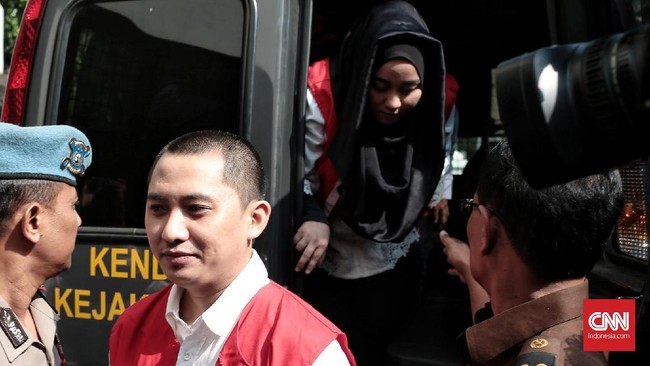 Sejumlah korban menilai vonis penjara dan denda terhadap bos First Travel, bisa lebih berat lagi mengingat banyaknya korban yang ditipu oleh biro umrah itu.