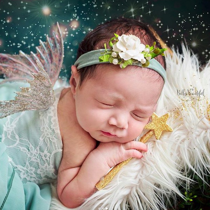 <p>Kalau dilihat dari tongkatnya, Bunda bisa menebak dong ini siapa? Ya, betul banget. Inilah si Tinker Bell cilik. (Foto: Instagram/ @bellybeautifulportrait)</p>