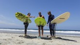 FOTO: Melayang di Air dengan Foilboarding Foilboarding menjadi terobosan baru dalam kegiatan surfing pada tahun ini.