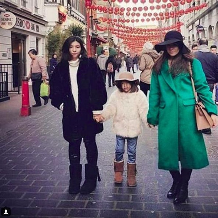 <p>Saat jalan-jalan di London bareng dua putrinya, Shaloom dan London Abigail. Kayaknya di sana lagi musim dingin nih. (Foto: Instagram @wulanguritno)</p>