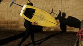 FOTO: Melayang di Air dengan Foilboarding Foilboarding menjadi terobosan baru dalam kegiatan surfing pada tahun ini.