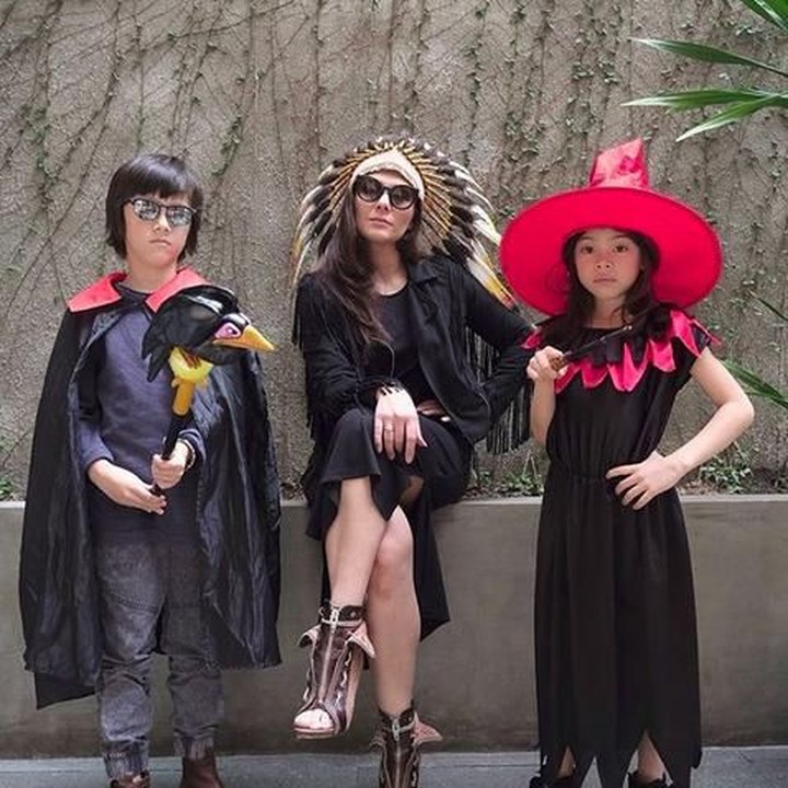 <p>Wulan dan kedua anaknya berpose menyambut pesta Halloween di Jakarta. Bagaimana, kece ya baju mereka? (Foto: Instagram @wulanguritno)</p>