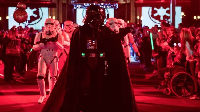 Lebih dari 800 properti film seri Star Wars, mulai dari kostum Darth Vader hingga lightsaber akan dilelang dalam acara virtual pada 26-27 Agustus mendatang.