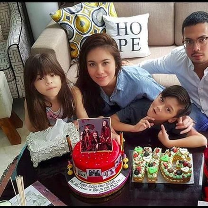 <p>Potret bareng saat Wulan merayakan ultahnya ke-37. Hmm, wajah Bunda Wulan masih kayak berumur 20-an ya? He-he (Foto: Instagram @wulanguritno)</p>
