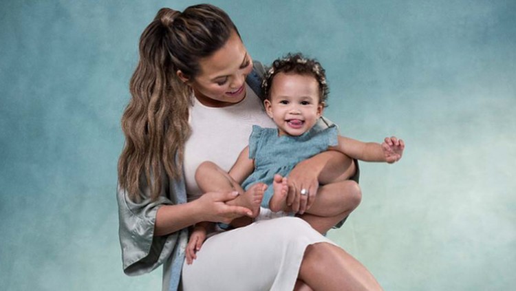 Chrissy Teigen sering mendapat mom shaming di media sosial. Tapi, suatu saat ia merasa kritik itu berguna, ia tahu anaknya mengalami tongue tie dari netizen.