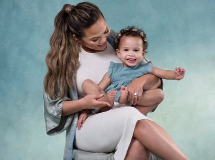 Tingkah Menggemaskan Putri Chrissy Teigen Saat Menyayang Adiknya