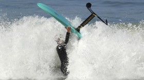 FOTO: Melayang di Air dengan Foilboarding