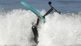 FOTO: Melayang di Air dengan Foilboarding Foilboarding menjadi terobosan baru dalam kegiatan surfing pada tahun ini.