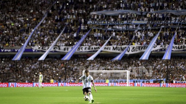Keberhasilan Lionel Messi mencetak hattrick ke gawang Haiti dalam laga uji coba jelang Piala Dunia 2018 membuat dirinya mendekati catatan gol milik Pele.