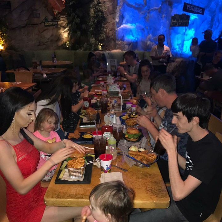 <p>Makan malam sekeluarga jadinya seramai ini. (Foto: Instagram/theradfordfamily)</p>
