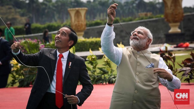Presiden Joko Widodo dan Perdana Menteri India Narendra Modi bermain layang-layang bersama di halaman Monumen Nasional (Monas), Rabu (30/5) siang.