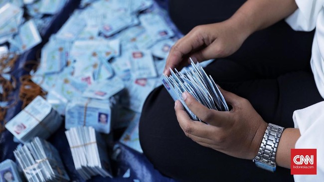 Plate: Perusahaan Jual Beli Data Pribadi Ilegal Didenda Rp50 Miliar Denda akbar menanti perusahaan yang sengaja mengoleksi dan membocorkan serta memalsukan data pribadi tanpa izin usai ada UU PDP. Berapa?