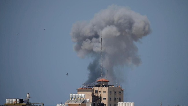 Israel mengerahkan pesawat tempur miliknya untuk membalas serangan roket Palestina yang meluncur sebelumnya.