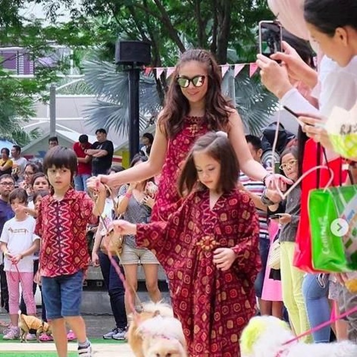 <p>Saat menemani anak-anak ke festival anjing di Jakarta. Kompakan banget baju yang mereka pakai ya. (Foto: Instagram @wulanguritno)<br /><br /></p>
