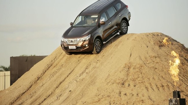 Model yang diuji adalah Terra 2.3V 2WD 7AT yang merupakan varian terendah yang diproduksi di Thailand.