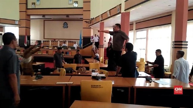 Dua anggota DPRD Bone, Sulawesi Selatan dari Partai NasDem dan Partai Bulan Bintang (PBB) nyaris adu pukul saat pembahasan dana Pemulihan Ekonomi Nasional.