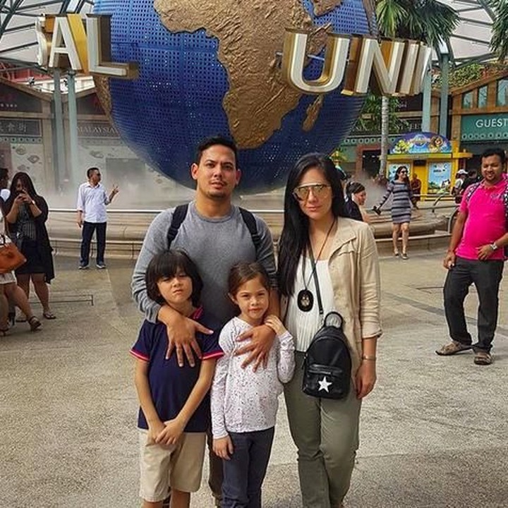 <p>Wulan jalan-jalan ke Universal Studio Singapur bareng anak-anak dan suaminya. Anak-anak kayaknya udah nggak sabar menjajal berbagai wahana nih. (Foto: Instagram @wulanguritno)</p>