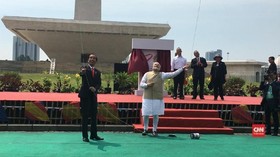VIDEO: Jokowi dan PM India Bermain Layangan di Monas
