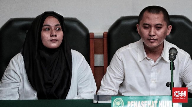 Hakim menyatakan pasutri Andika Surachman dan Anniesa Hasibuan terbukti menipu dan melakukan pencucian uang calon jemaah umrah First Travel.