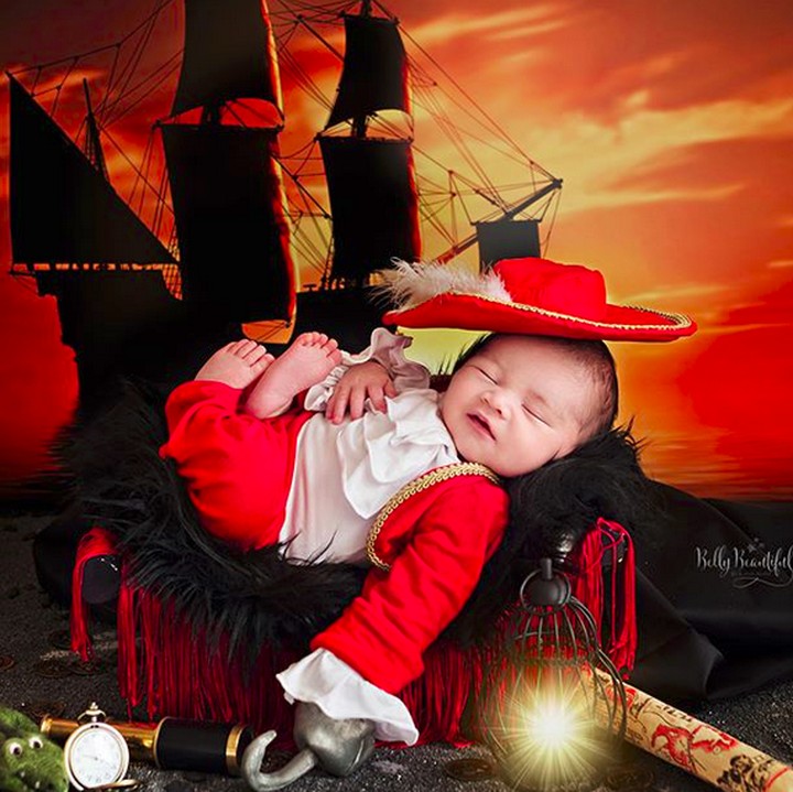 <p>Lihat deh gaya Captain Hook yang satu ini. Dengan satu tangan besi, Captain Hook tetap terlihat imut. Hi-hi-hi. (Foto: Instagram/ @bellybeautifulportrait)</p>