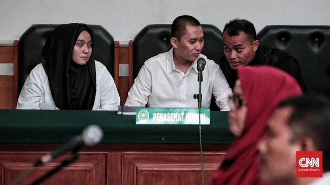 Andika Surachman dan Annisa Hasibuan, terdakwa kasus penipuan umrah First Travel, menolak vonis majelis hakim dan akan mengajukan banding.
