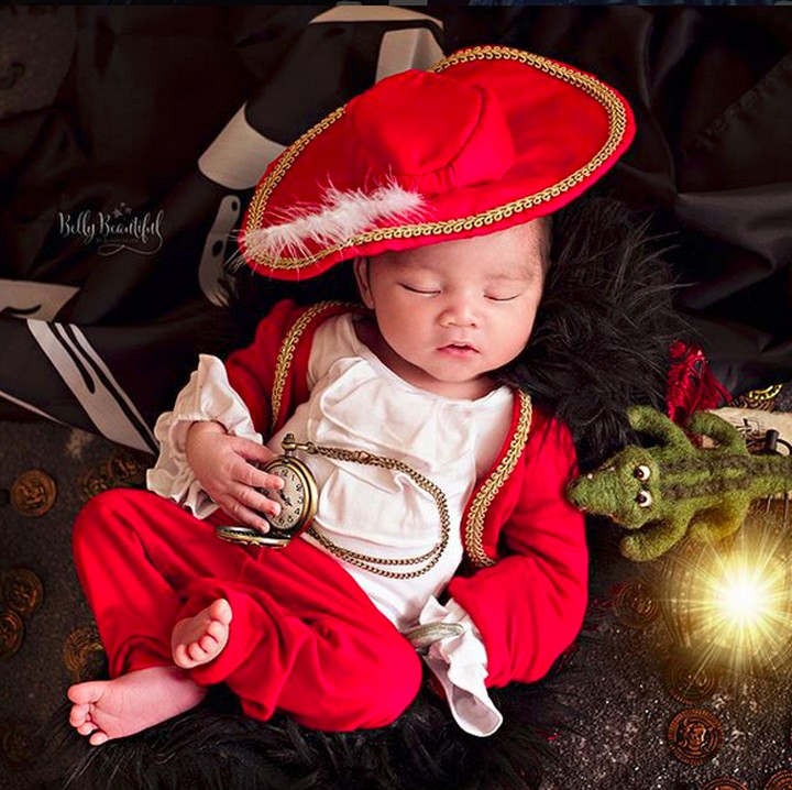<p>Captain Hook-nya nggak kalah nggemesin dari Peter Pan, Tinker Bell, dan Wendy.(Foto: Instagram/ @bellybeautifulportrait)</p>