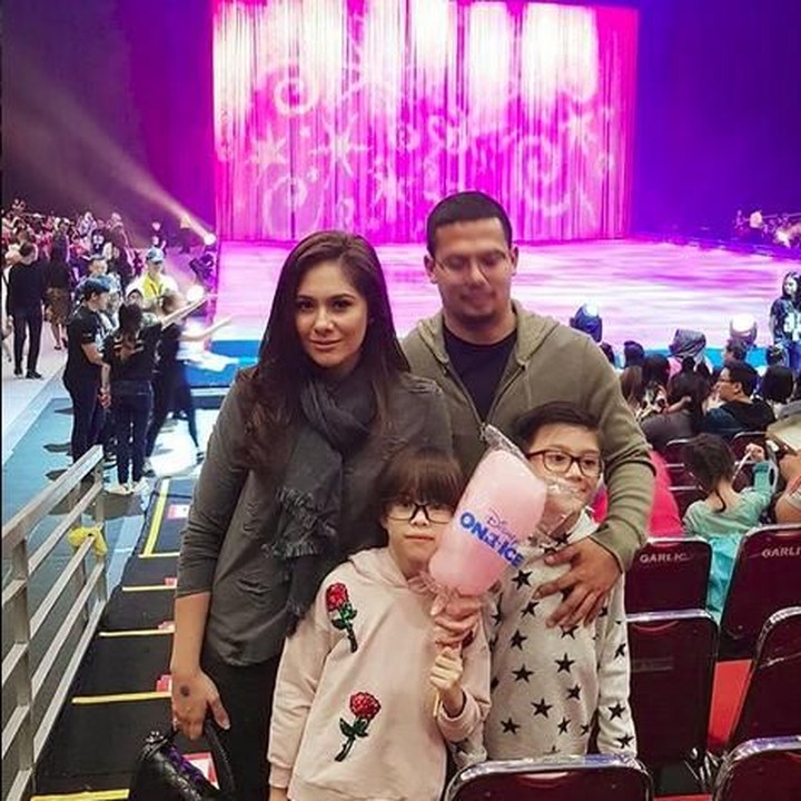 <p>Wulan dan keluarga berpose di sela-sela menonton konser Disney On Ice di Jakarta. (Foto: Instagram @wulanguritno)</p>