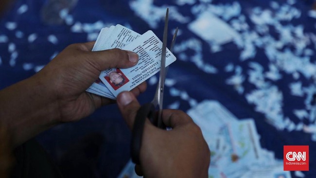 Ratusan ribu e-KTP rusak dimusnahkan oleh petugas dari Kemendagri dengan cara menggunting bagian sisi atas, Bogor ( 30/1)