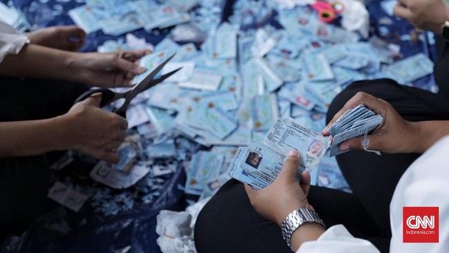 Sejumlah anak yang sedang bermain di Jalan Bojong Rangkong, Duren Sawit menemukan beberapa e-KTP yang tercecer. Saat ini, e-KTP itu telah dibawa polisi.