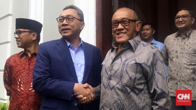 Sebelum pertemuan tertutup, Aburizal Bakrie menggoda Zulkifli Hasan yang bertandang ke rumahnya dengan sebutan capres sekaligus cawapres.