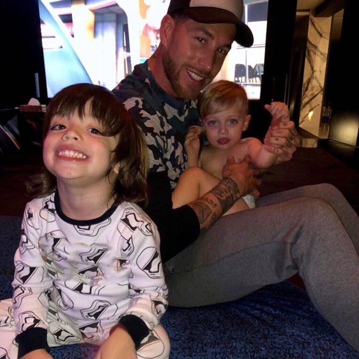 <p>Dia nggak keberatan mengasuh sendiri kedua anaknya, Sergio dan Marco, saat dirinya berada di rumah. (Foto: Instagram @sergioramos)</p>