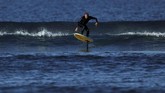 FOTO: Melayang di Air dengan Foilboarding Foilboarding menjadi terobosan baru dalam kegiatan surfing pada tahun ini.