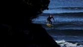 FOTO: Melayang di Air dengan Foilboarding Foilboarding menjadi terobosan baru dalam kegiatan surfing pada tahun ini.