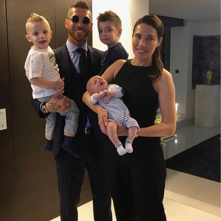 <p>Masalah bisa datang kapan saja. Tapi kata Ramos, jika kita menghadapi dunia dengan tersenyum, maka dunia akan balik terseyum pada kita. Semoga masalahny segera selesai dengan baik ya Ramos dan Salah. (Foto: Instagram @sergioramos)</p>