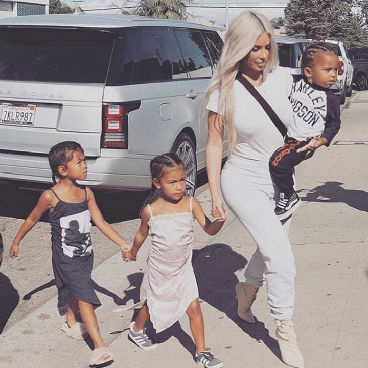 <p>Kim selalu menjadi ibu yang siaga untuk anak-anaknya. (Foto: Instagram @kimkardashian)</p>