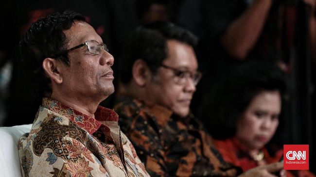 Cawapres Jokowi, Mahfud MD dan Manuver PKB di Tikungan Akhir Jokowi memilih Ketum MUI Ma'ruf Amin sebagai cawapres untuk Pilpres 2019. Banyak pihak tak menyangka karena nama Mahfud MD sebelumnya lebih menguat dipilih.